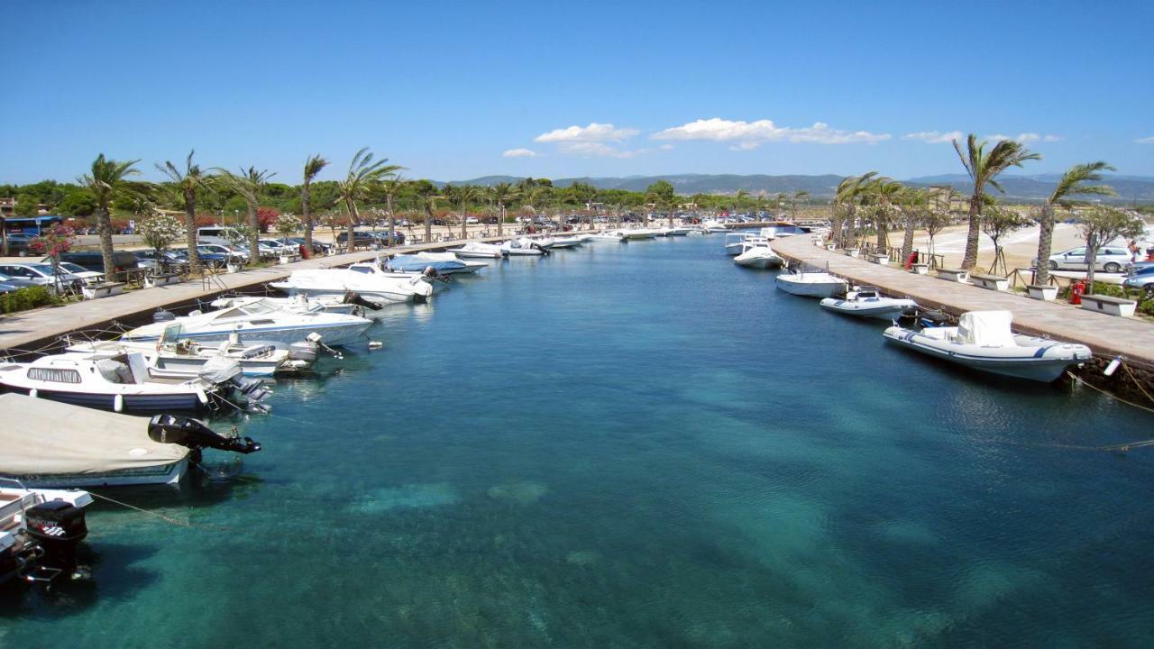 Residence Elegance Ville Ed Appartamenti A Porto Pino Bagian luar foto