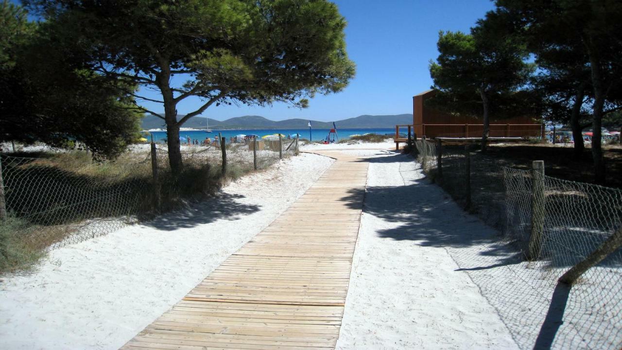 Residence Elegance Ville Ed Appartamenti A Porto Pino Bagian luar foto