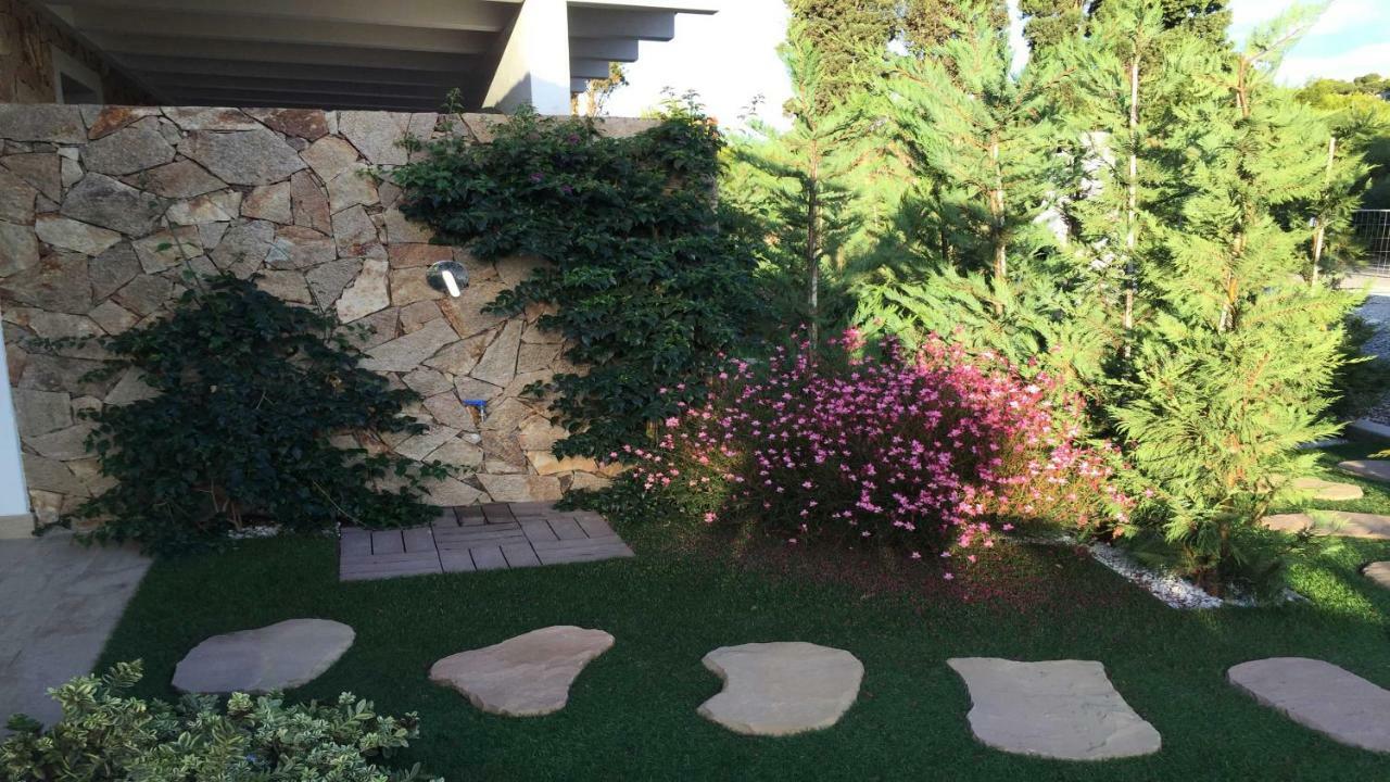 Residence Elegance Ville Ed Appartamenti A Porto Pino Bagian luar foto