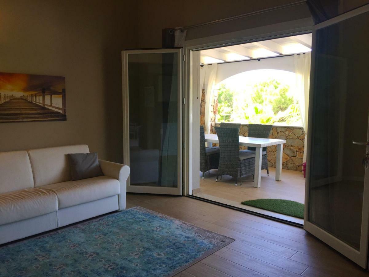 Residence Elegance Ville Ed Appartamenti A Porto Pino Bagian luar foto