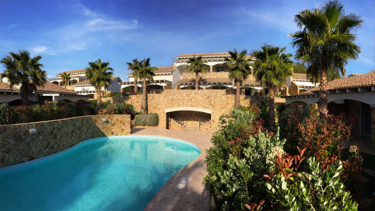 Residence Elegance Ville Ed Appartamenti A Porto Pino Bagian luar foto