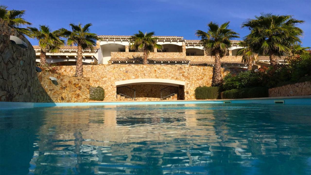 Residence Elegance Ville Ed Appartamenti A Porto Pino Bagian luar foto