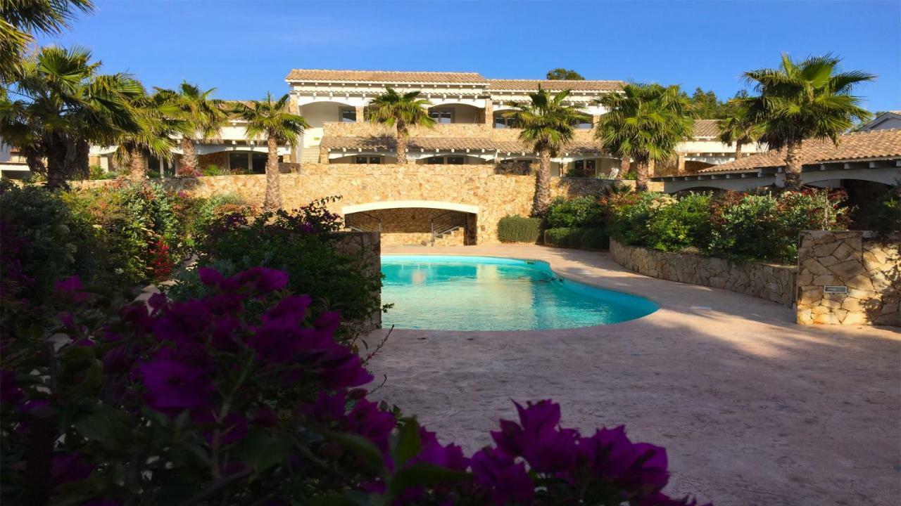 Residence Elegance Ville Ed Appartamenti A Porto Pino Bagian luar foto