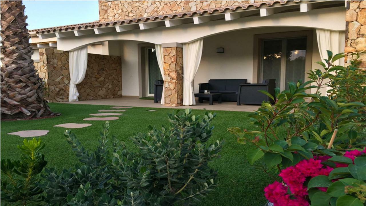 Residence Elegance Ville Ed Appartamenti A Porto Pino Bagian luar foto