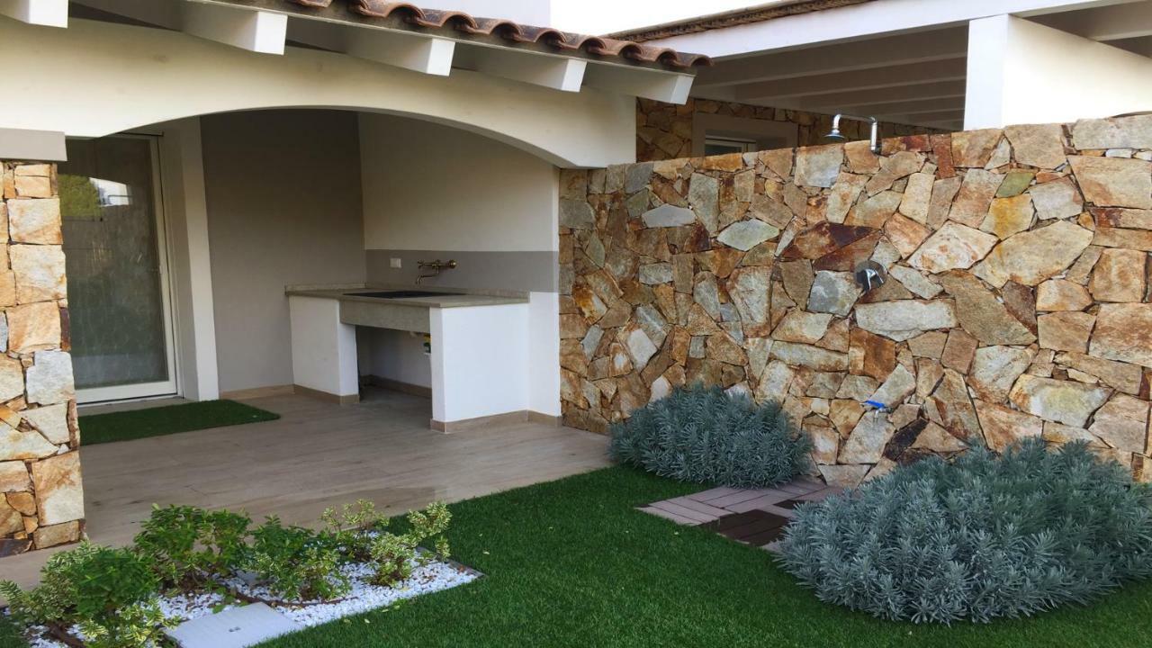 Residence Elegance Ville Ed Appartamenti A Porto Pino Bagian luar foto