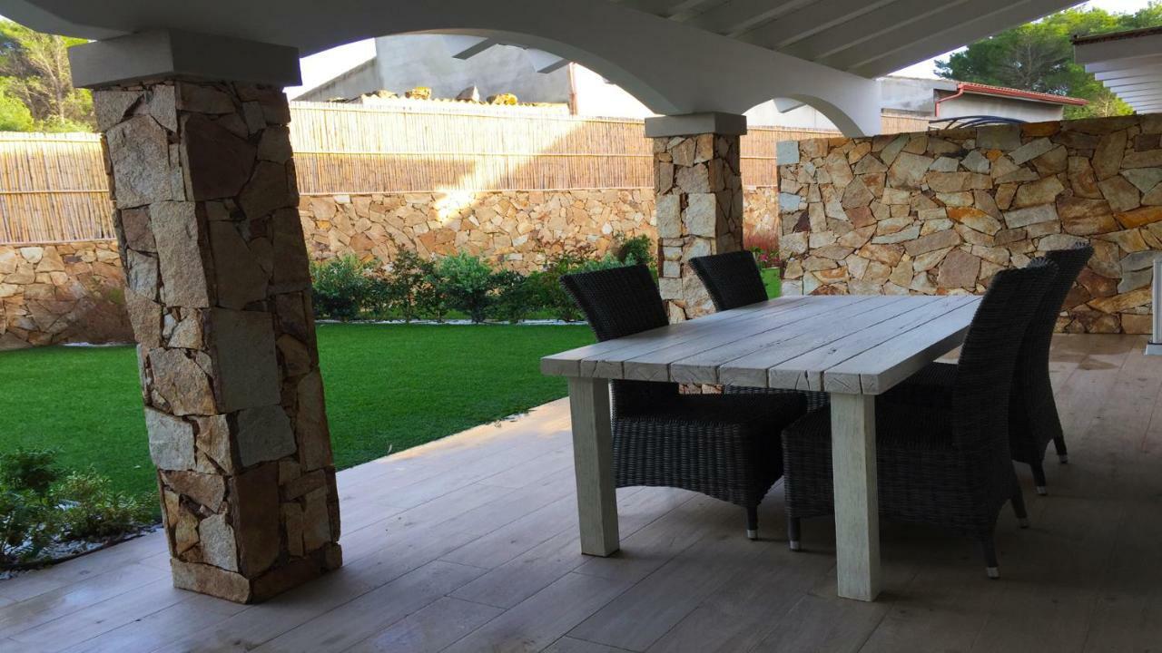 Residence Elegance Ville Ed Appartamenti A Porto Pino Bagian luar foto