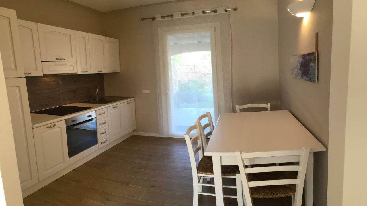 Residence Elegance Ville Ed Appartamenti A Porto Pino Bagian luar foto