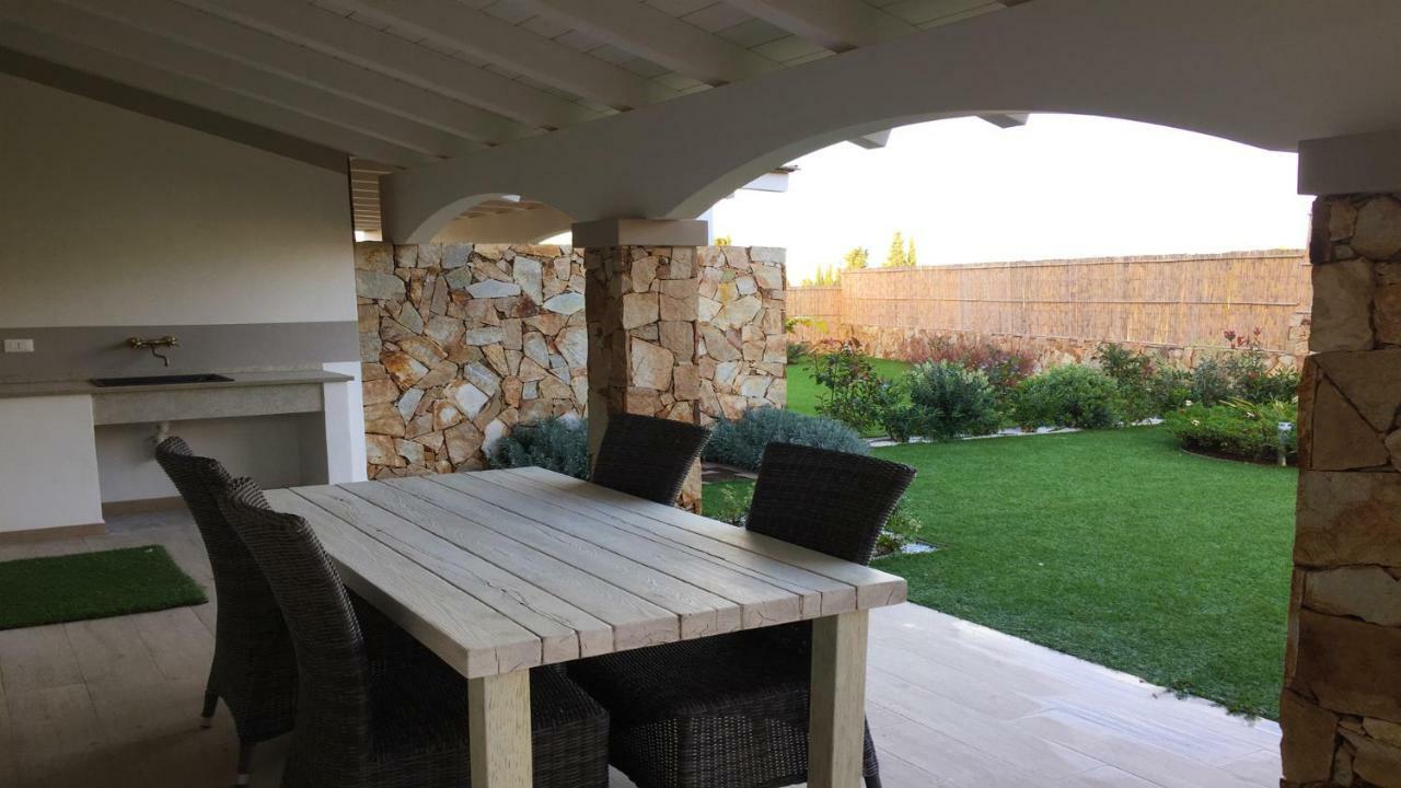 Residence Elegance Ville Ed Appartamenti A Porto Pino Bagian luar foto
