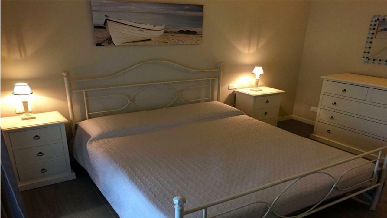 Residence Elegance Ville Ed Appartamenti A Porto Pino Bagian luar foto